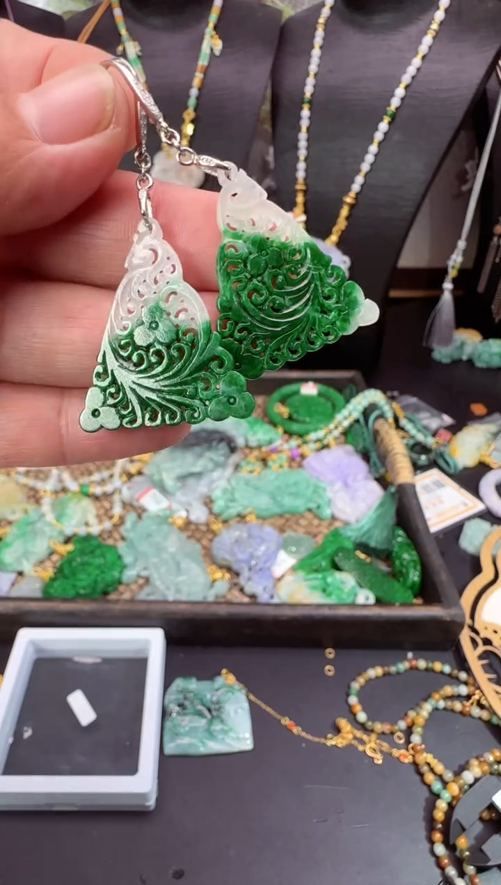 【闪购商品】翡翠颈饰未镶嵌牌子