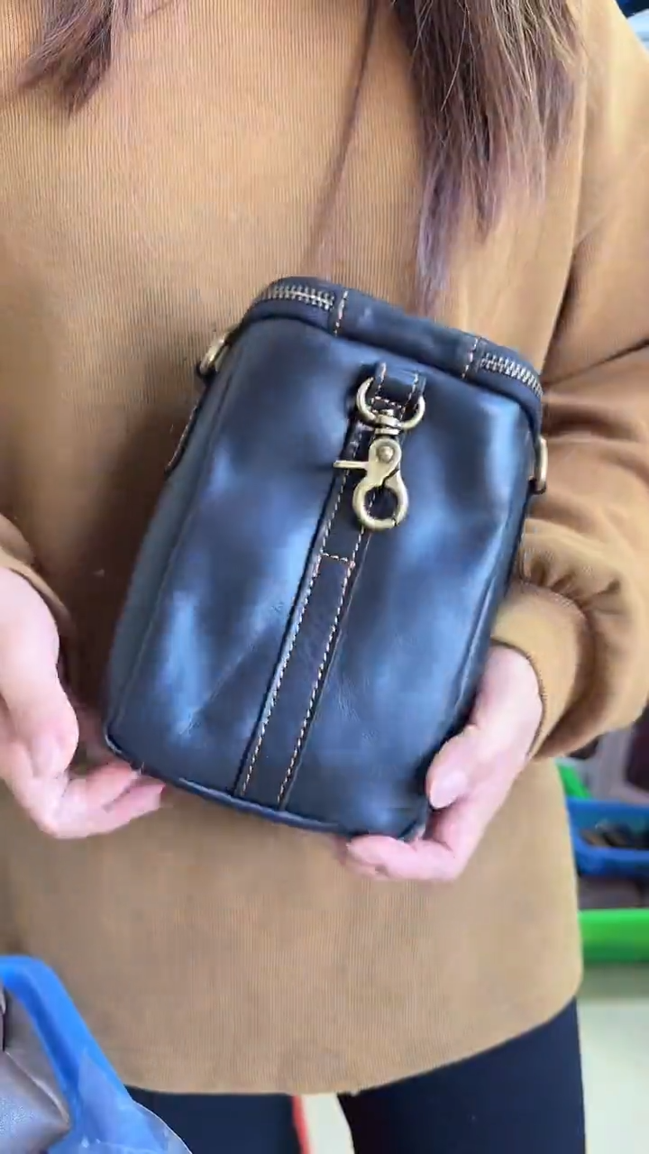 手机包斜挎黑色油皮661微瑕