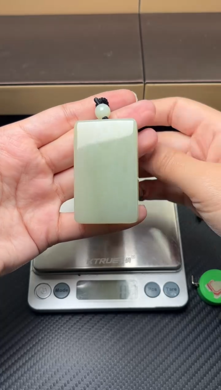 吊坠(赠链)未镶嵌和田玉且末微色差迪克兰二细吊坠m