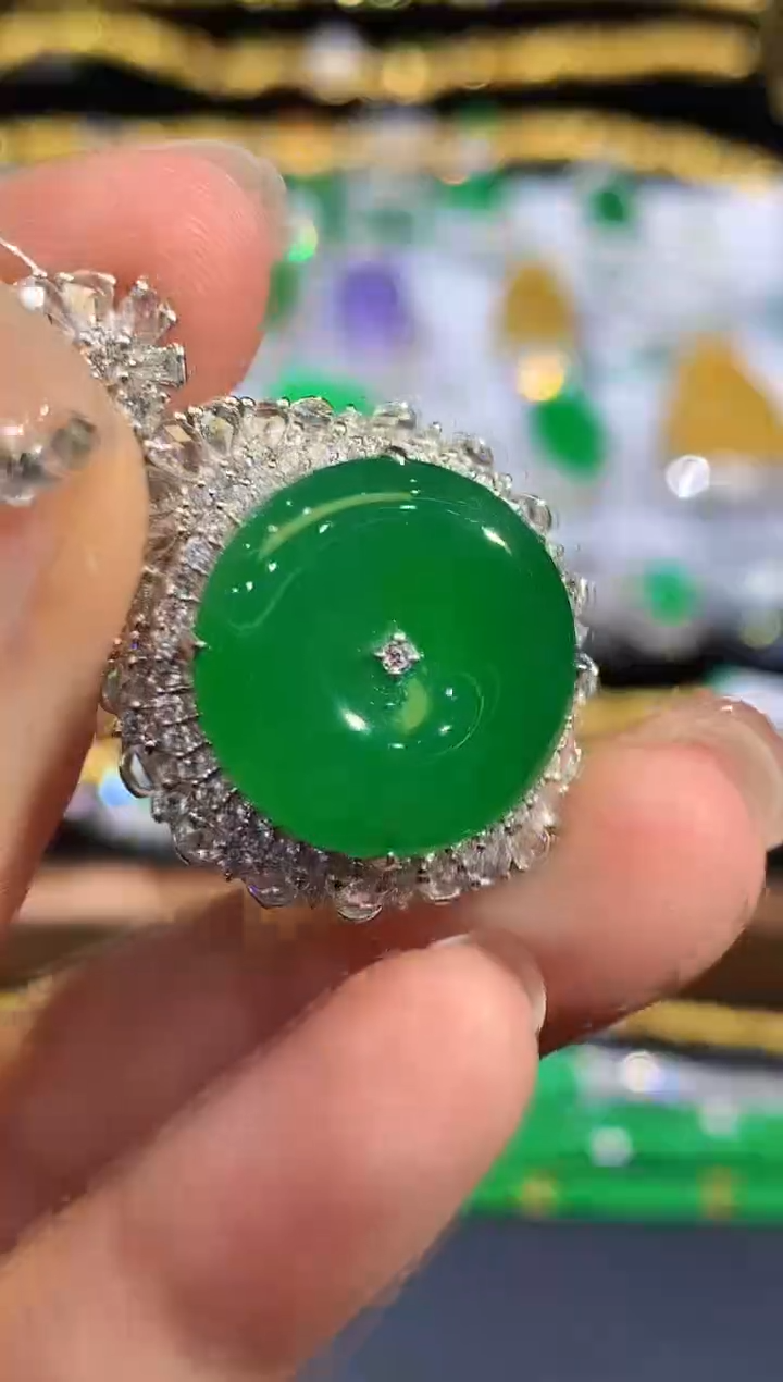 吊坠(不含链)18K金镶嵌翡翠多样性发其一