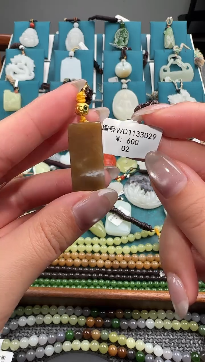 颈饰未镶嵌和田玉吊坠 WD