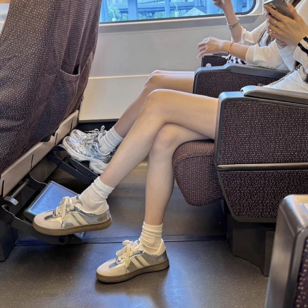 复古银色德训鞋女2025春夏新款平底休闲板鞋蕾丝边厚底运动阿甘鞋