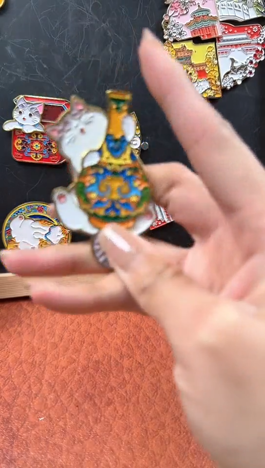 111111111111小猫抱蓝瓶