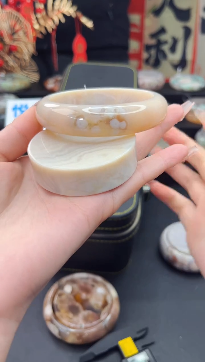 【闪购商品】石英质玉手镯未镶嵌赠送镯心（58圈口）无证书