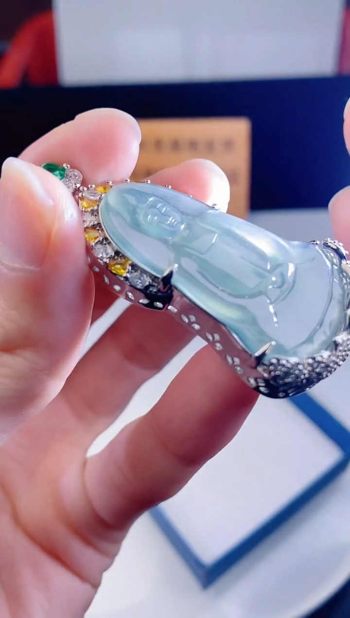 颈饰未镶嵌翡翠  