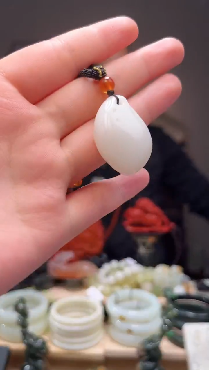 颈饰未镶嵌和田玉吊坠