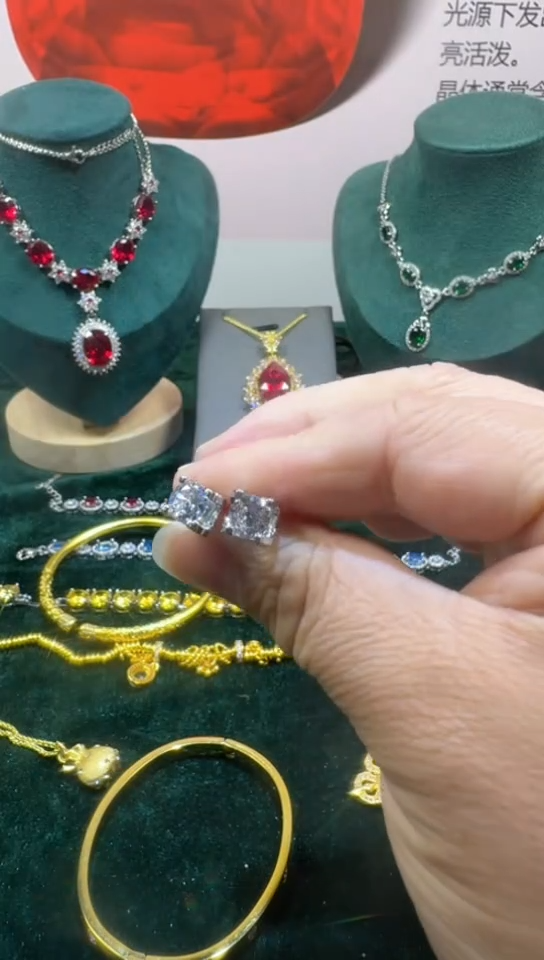 颈饰18K金镶嵌钻石3