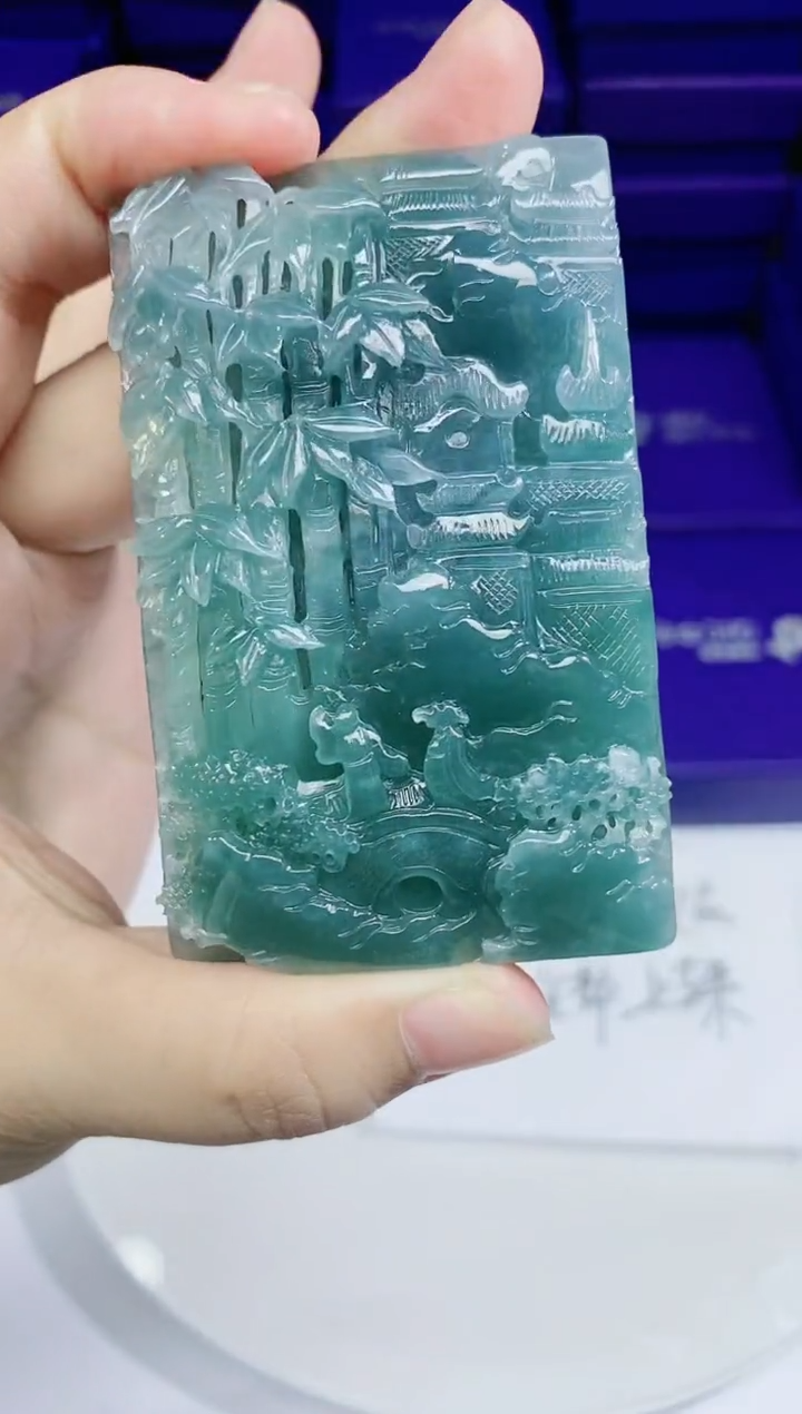 翡翠未镶嵌颈饰          