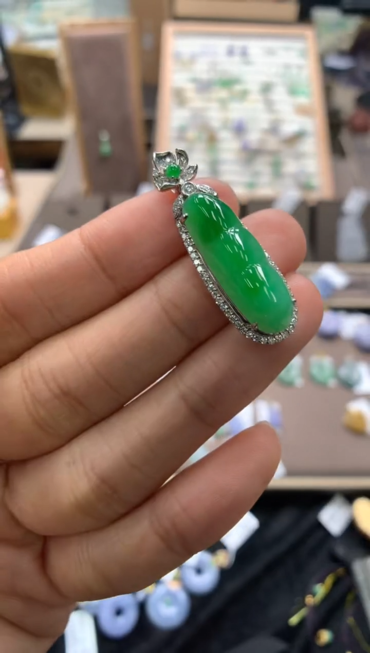 颈饰18K金镶嵌翡翠豆子