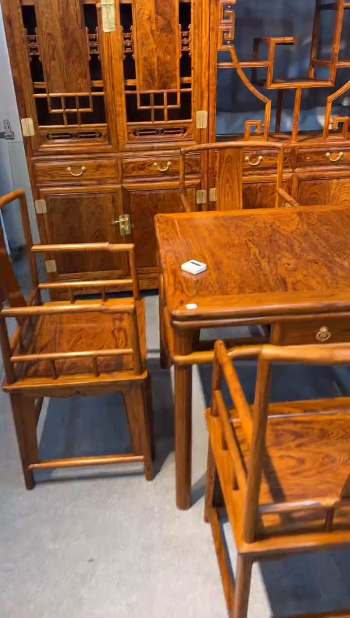 【闪购商品】花梨木类木雕方桌一套