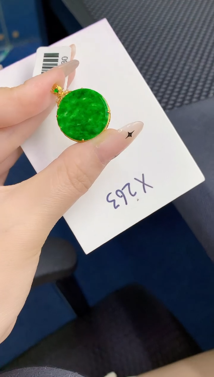 颈饰18K金镶嵌翡翠缅甸天然翡翠A货