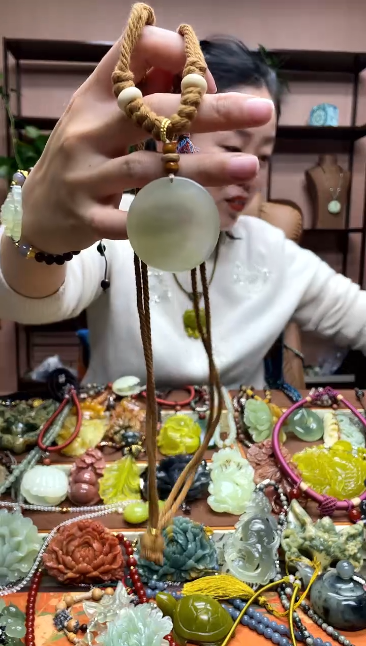 未镶嵌岫玉颈饰·3