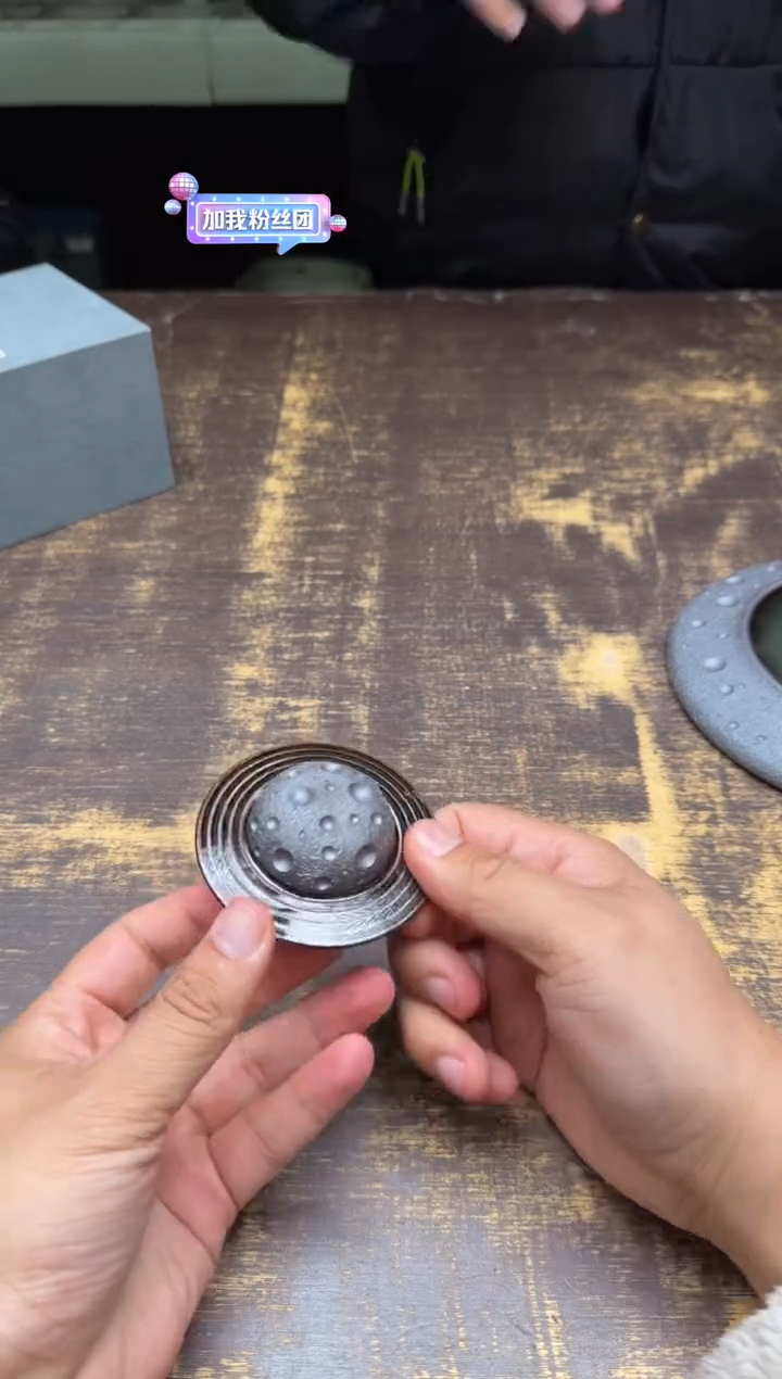 A**A吴俊杰月球表面陀螺