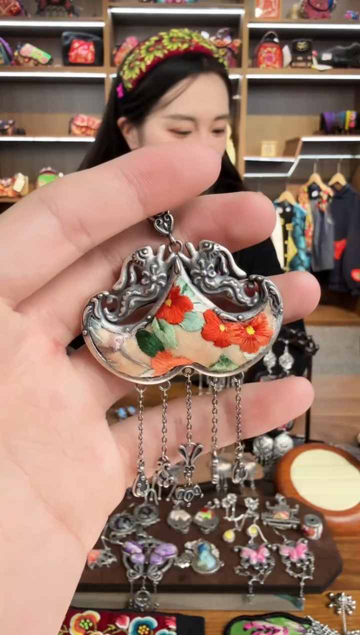 【闪购商品】织绣184蒙阿苏苗绣传承
