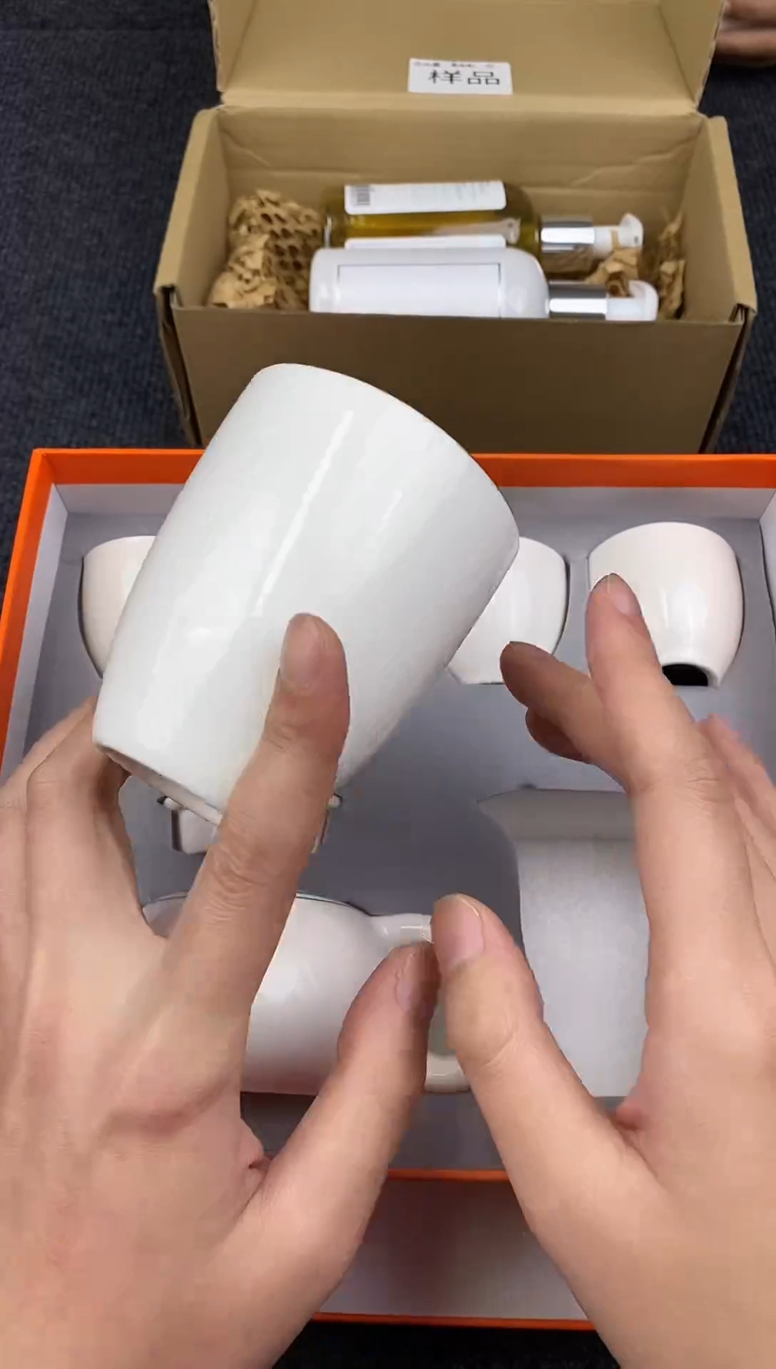 瓷片一壶一公道，四个杯子