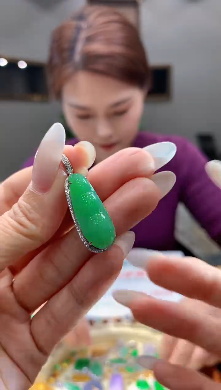 吊坠(不含链)18K金镶嵌翡翠38绿豆子吊坠