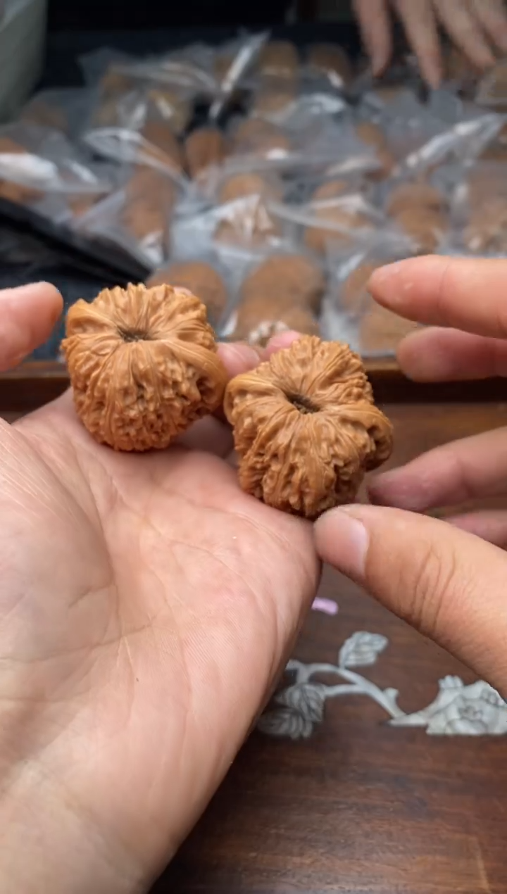 【闪购商品】文玩核桃把件A306号40尺绣球