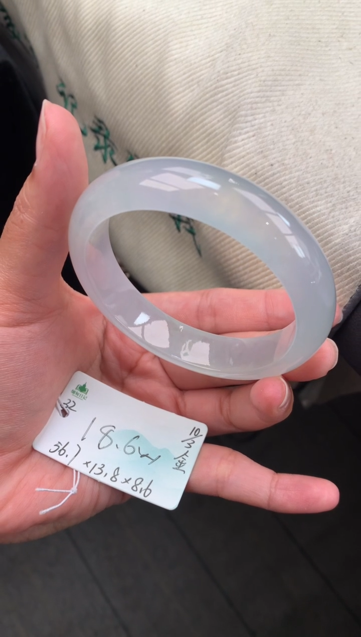 【闪购商品】翡翠手镯未镶嵌女神节#送礼#，下单联系客服核对地址~