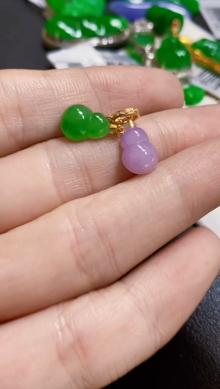 颈饰18K金镶嵌翡翠M****呀吊坠