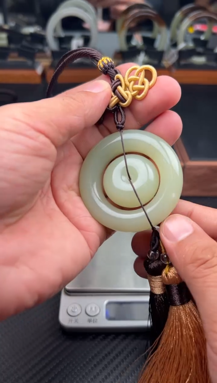 吊坠(赠链)未镶嵌和田玉若羌微色差J