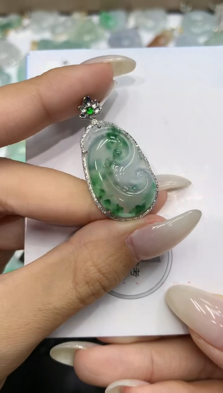 颈饰18K金镶嵌翡翠111111111111