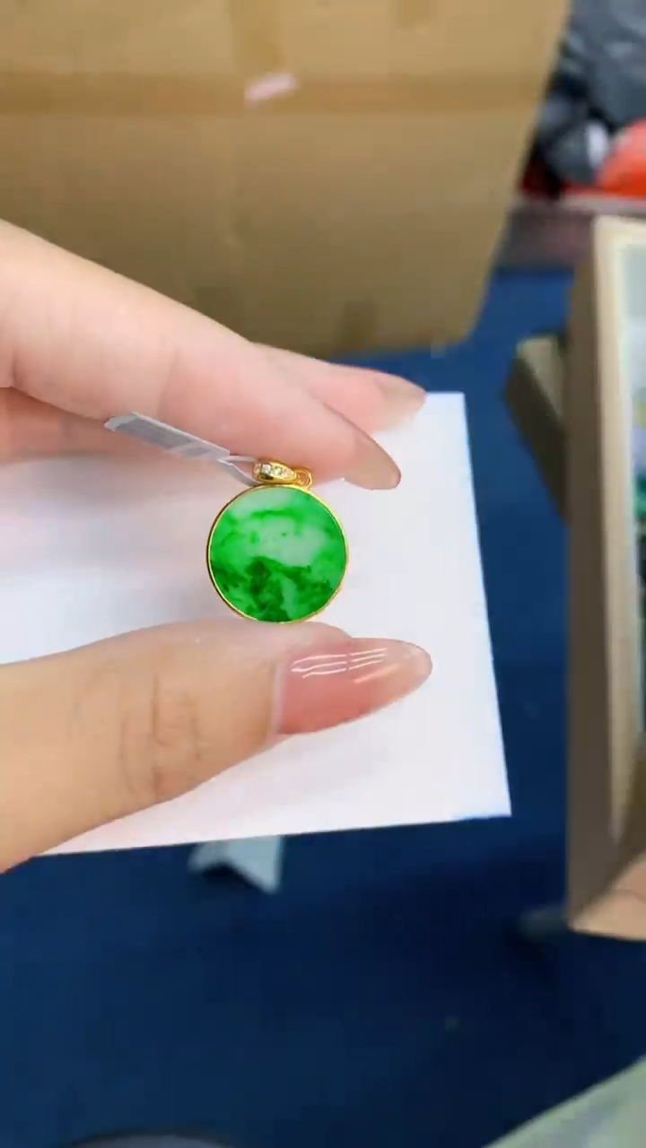 翡翠未镶嵌颈饰           1