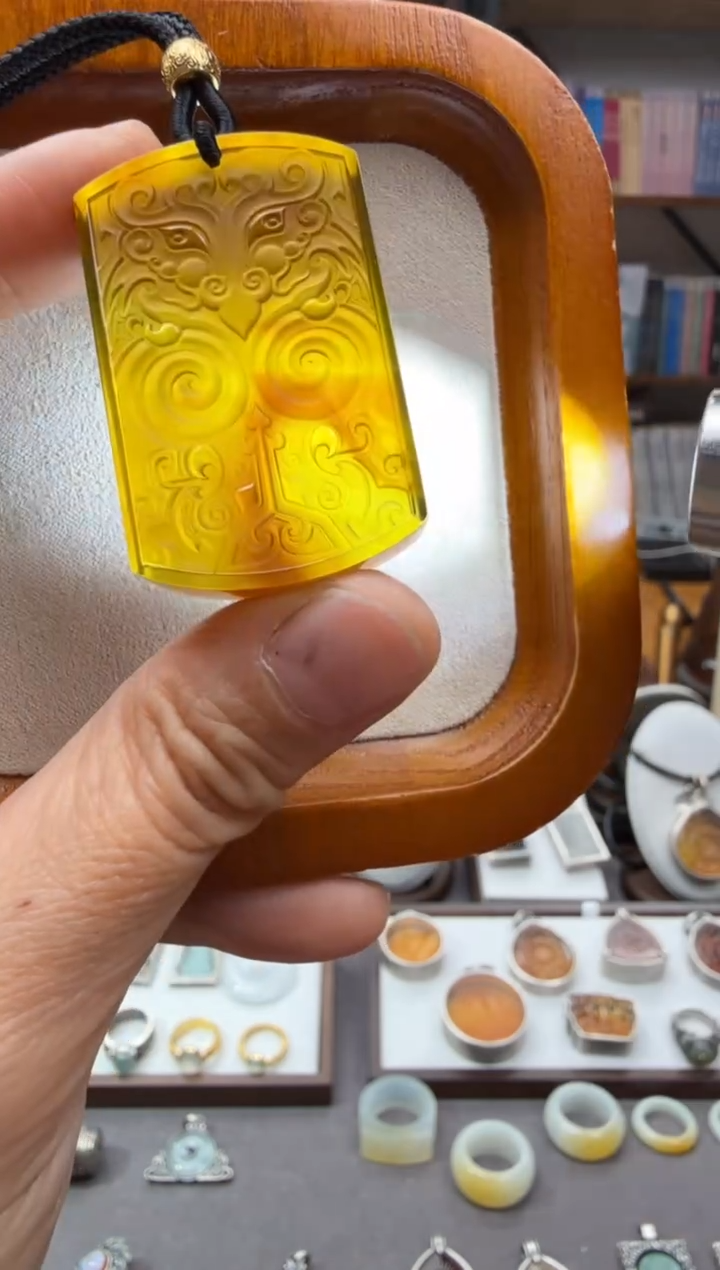 琥珀颈饰未镶嵌仿古饕餮纹吊坠