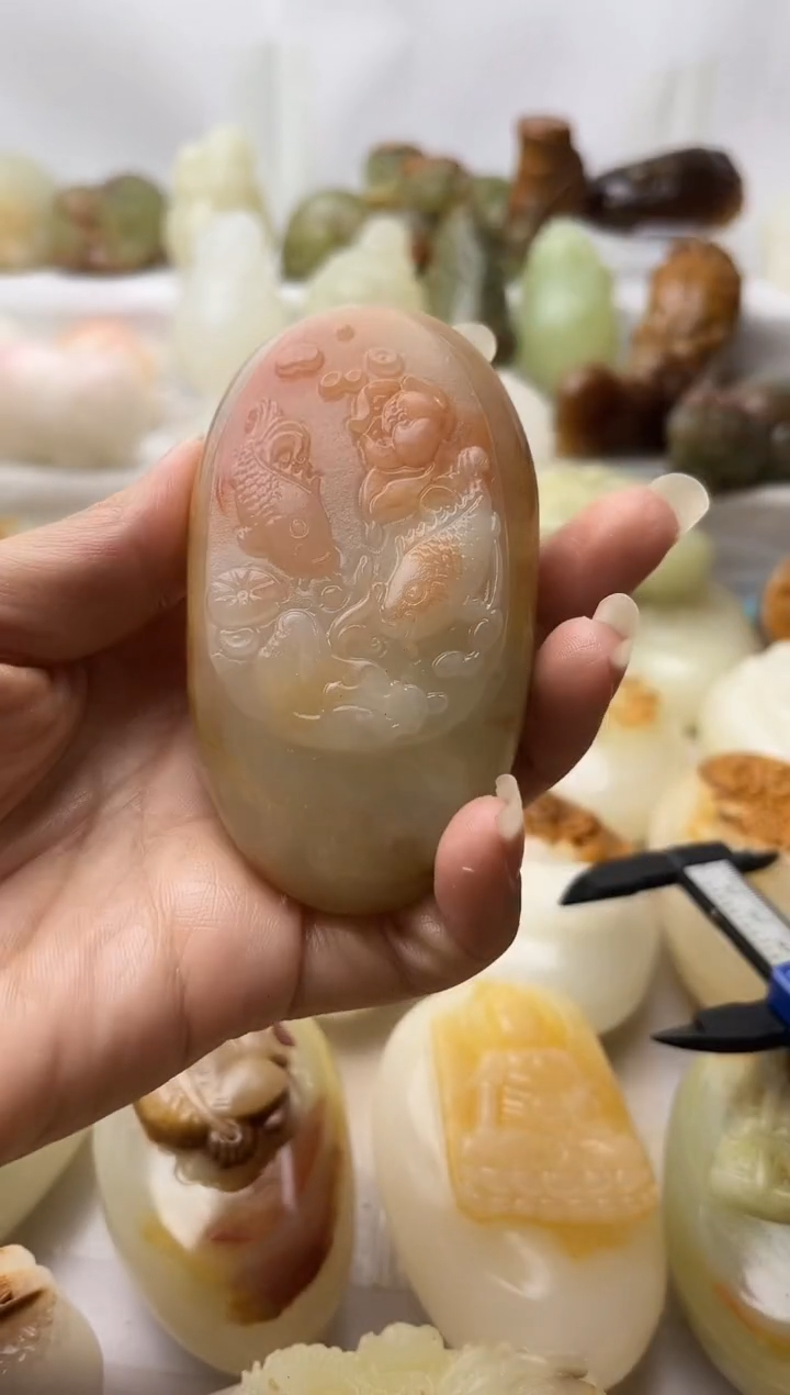 石材方解石手把件不退换荷花鱼