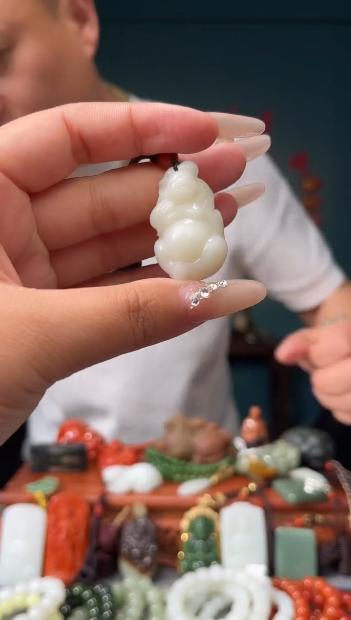 和田玉未镶嵌颈饰吊坠