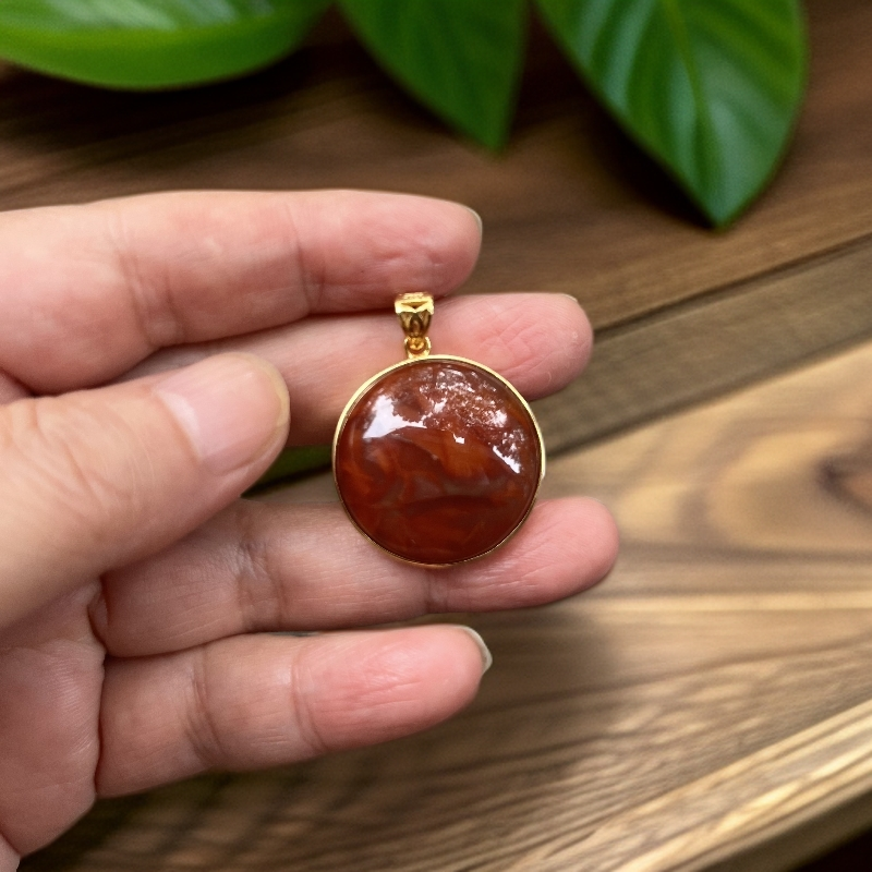 南红精美包边圆形吊坠