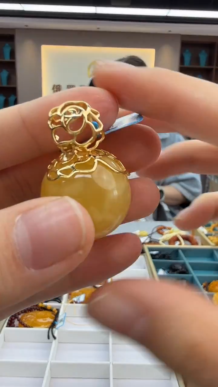 琥珀颈饰未镶嵌302秒拍号 假一罚三 