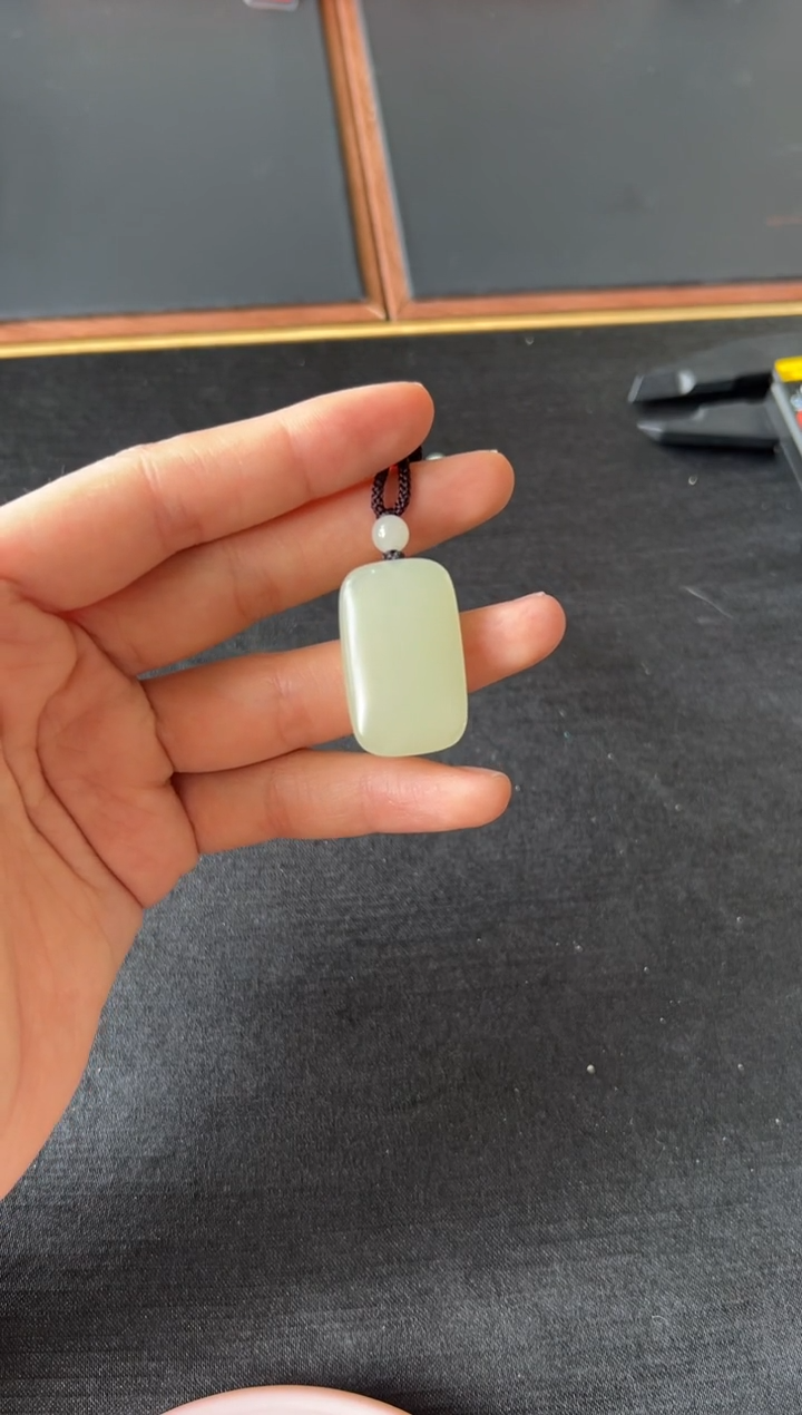 【闪购商品】和田玉吊坠(赠链)未镶嵌且末微色差迪克兰一细