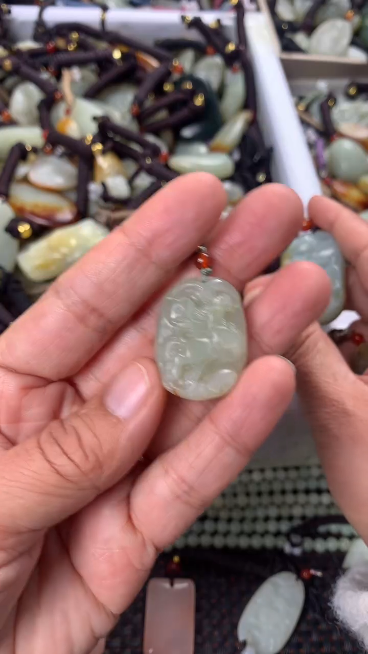 【闪购商品】和田玉颈饰未镶嵌多样性发货没有证书，拍一发一.有瑕