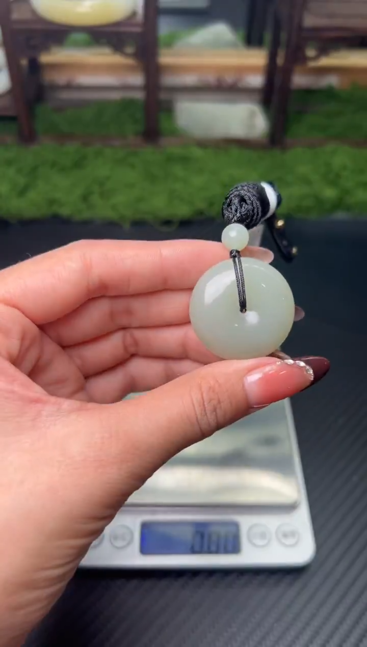 吊坠(赠链)未镶嵌和田玉且末微色差近矿平安扣