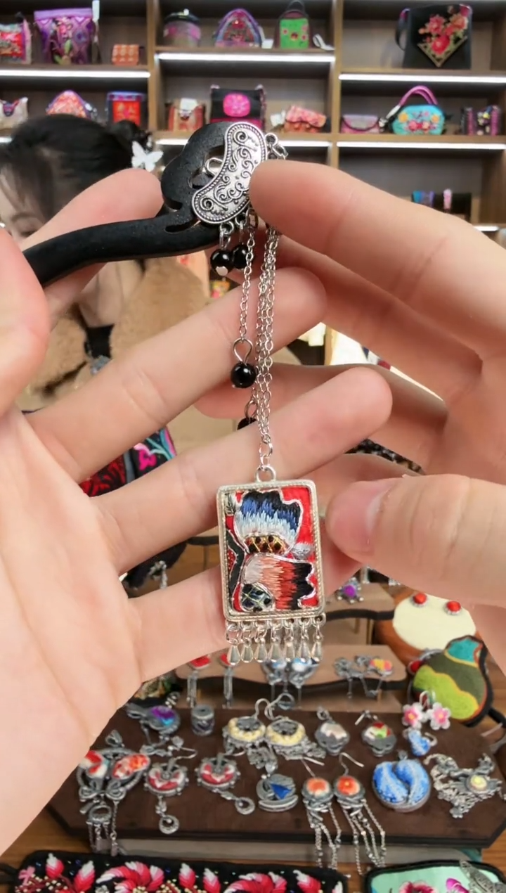 【闪购商品】织绣160蒙阿苏苗绣传承