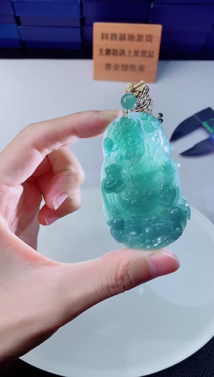 翡翠未镶嵌颈饰  `