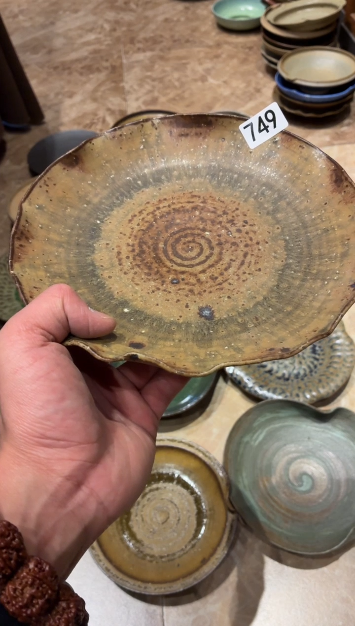 瓷片福*749  微瑕粗陶棕花边盘1个