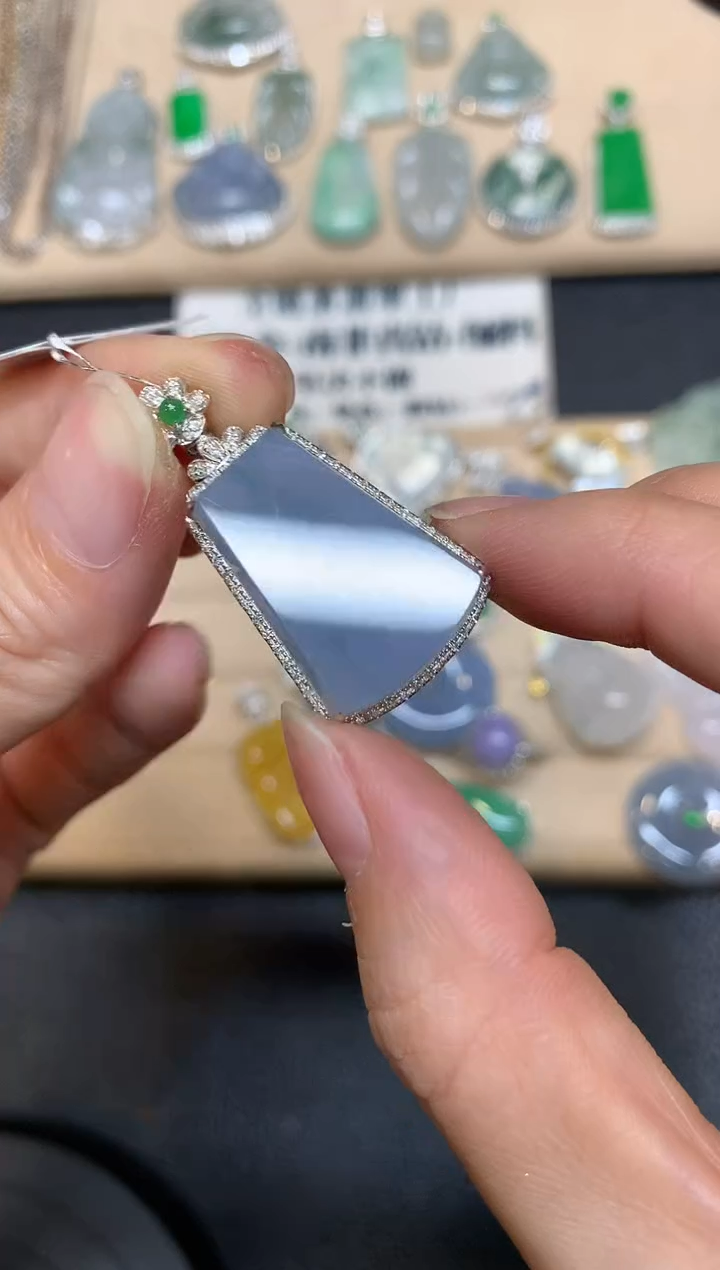 【闪购商品】翡翠颈饰18K金镶嵌无事牌【无服务费