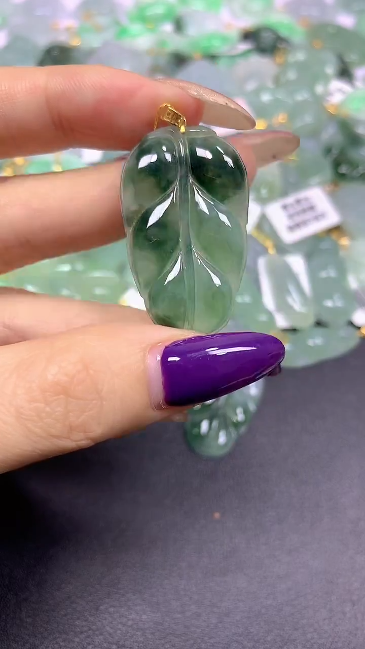 颈饰18K金镶嵌翡翠 