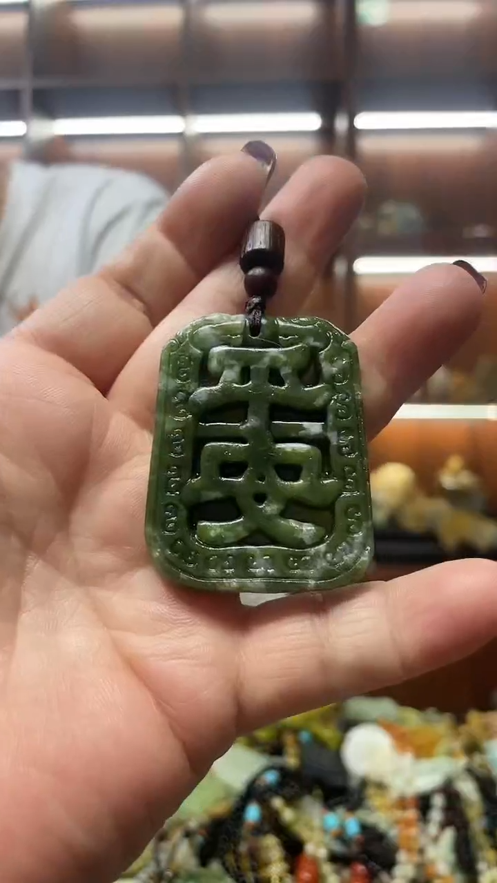 未镶嵌蛇纹石玉吊坠    