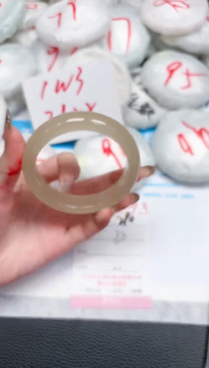 【闪购商品】石英质玉手镯未镶嵌290-58.5