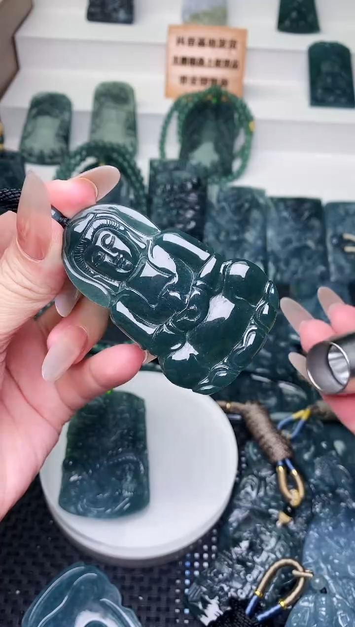 颈饰未镶嵌翡翠 