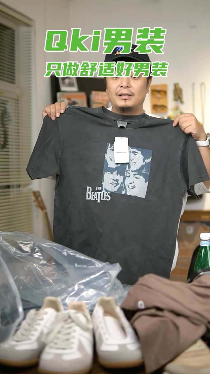 黑灰色 BEATLES 短袖 T 桖适合 180斤左右