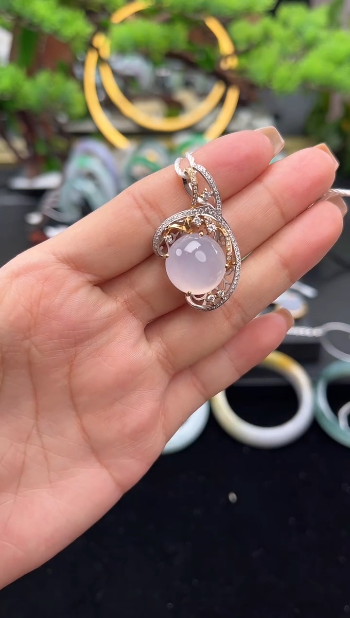 颈饰18K金镶嵌翡翠吊坠