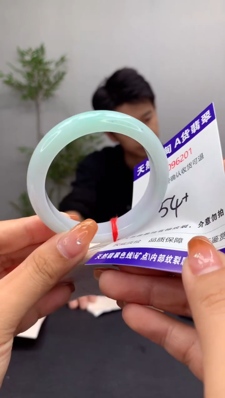 未镶嵌手镯翡翠有纹，完美者勿拍