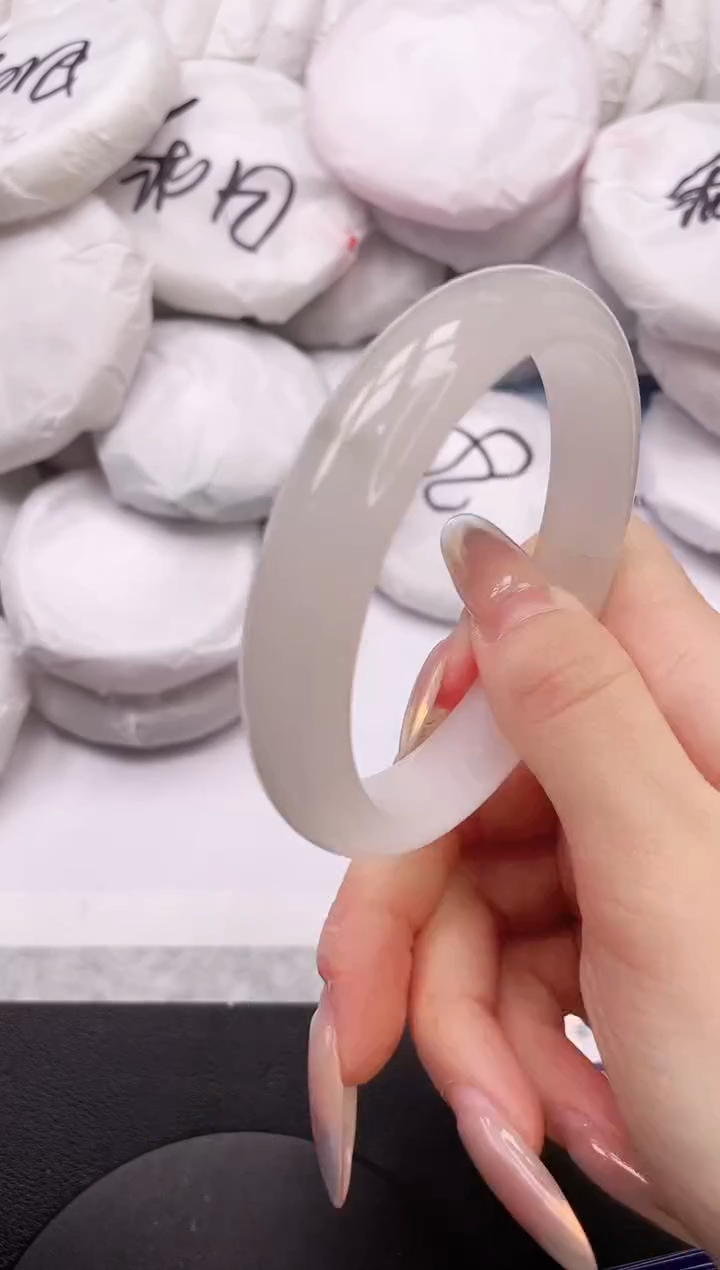 【闪购商品】石英质玉手镯未镶嵌18L272-60