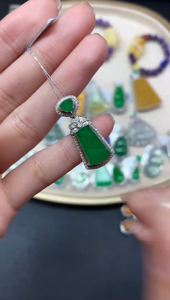 【闪购商品】翡翠吊坠(不含链)18K金镶嵌吊坠A21|3980