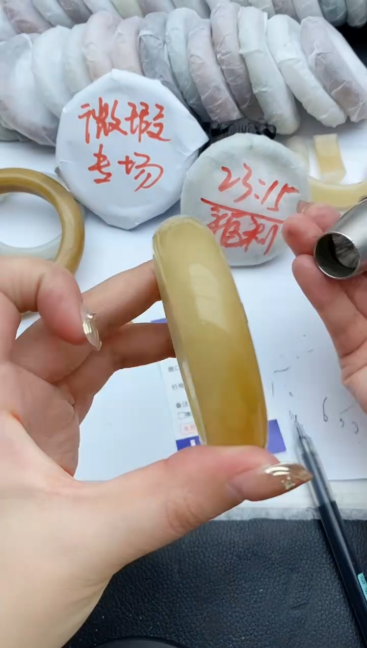 【闪购商品】石英质玉手镯未镶嵌A207+56/57