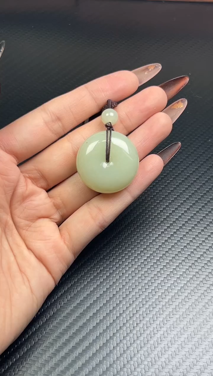 吊坠(赠链)未镶嵌和田玉且末迪克兰二细微色差平安扣km