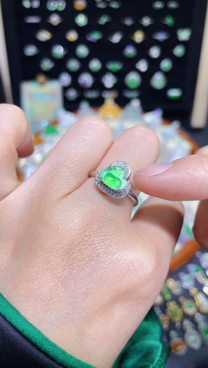 【闪购商品】翡翠颈饰18K金镶嵌玻璃种佛公戒指